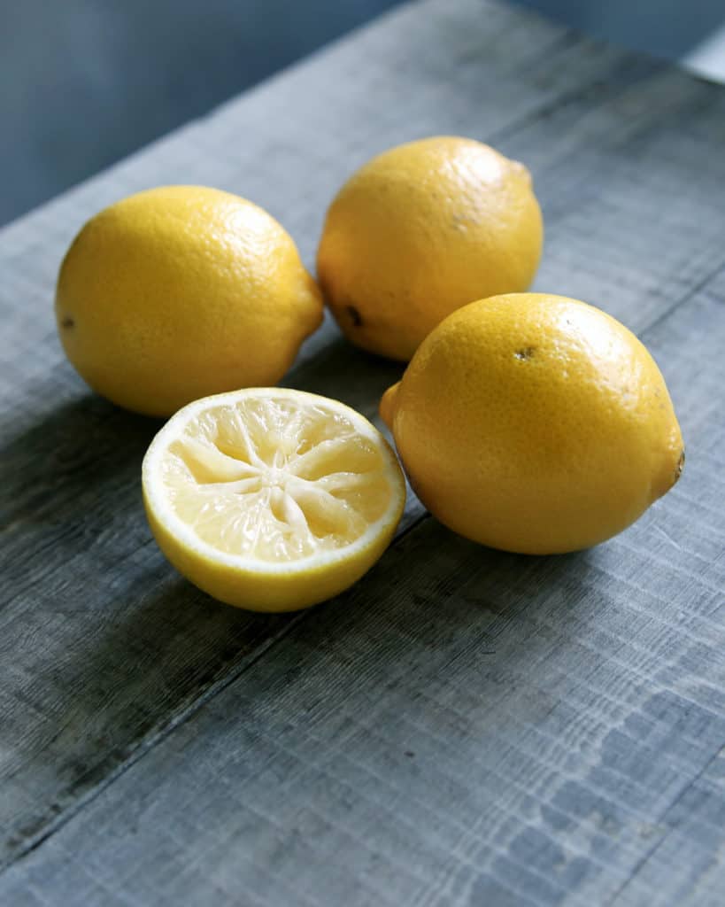 Unsplash_HowToCleanAWoodCuttingBoardAfterRawMeat_Lemons