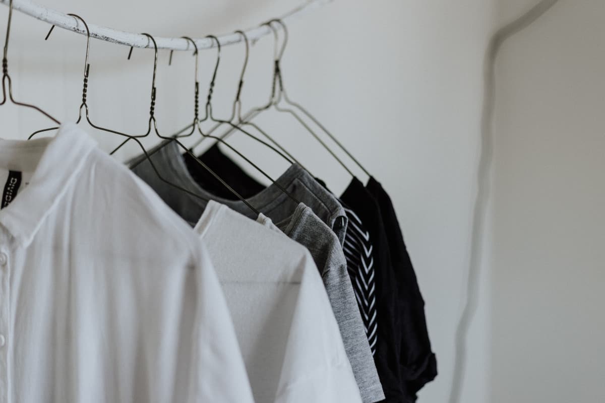 soaking clothes in vinegar overnight, t shirts on hangers