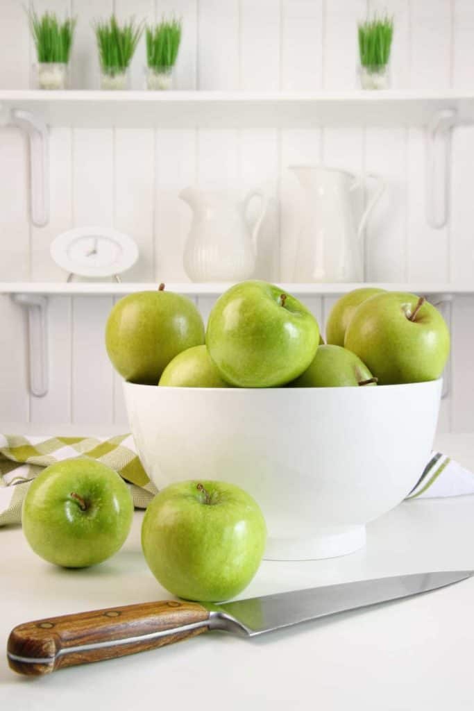 YayImages-HowIsPectinMade_green-apples-in-bowl-on-table