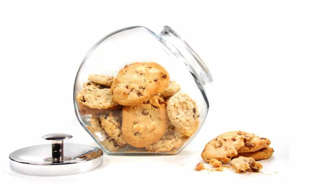 YayImages_HowToIncreaseTheShelfLifeOfCookies_homemade-cookies-in-glass-jar-on-white