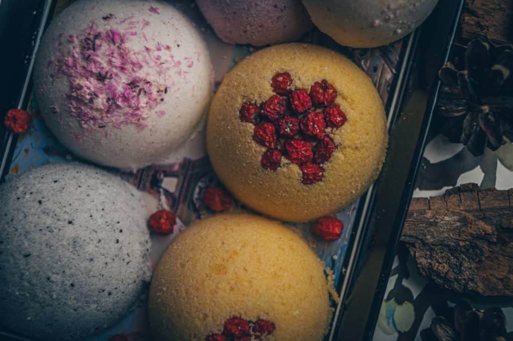 YayImages_DoBathBombsExpire_handmade-bath-bombs-with-dry-berries-and-flower-petals