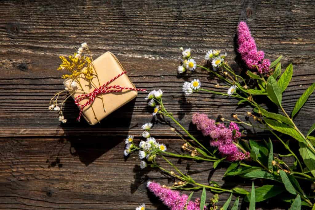 Eco-friendly bath bomb packaging, kraft paper and flowers